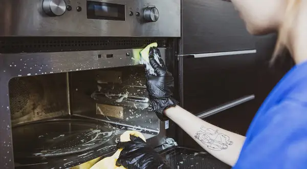 Jak wyczyścić piekarnik? Skuteczne metody na każdy brud!