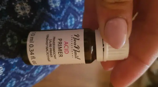 Butelka z kwasowym primerem do paznokci NeoNail Acid Primer.