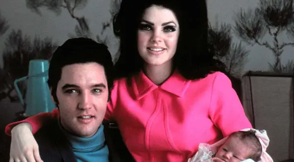 Elvis Presley och Priscilla Presley med sin nyfödda dotter Lisa Marie Presley.