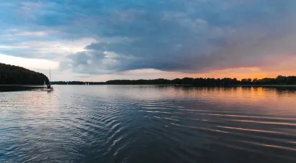 Spływy kajakowe Warmia i Mazury: Twój przewodnik po szlakach marzeń