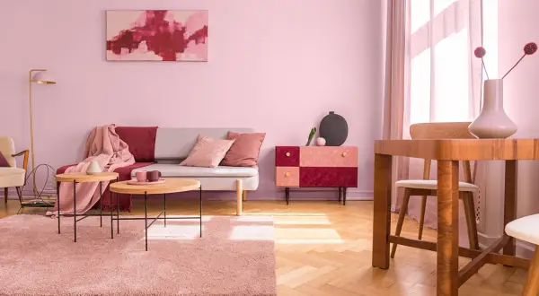 Różowe ściany: z czym łączyć? Inspiracje i porady eksperta
