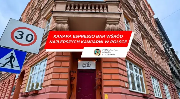 Kanapa Espresso Bar, uznawana za najlepszą kawę we Wrocławiu, na tle kamienicy. Obok znaki drogowe.