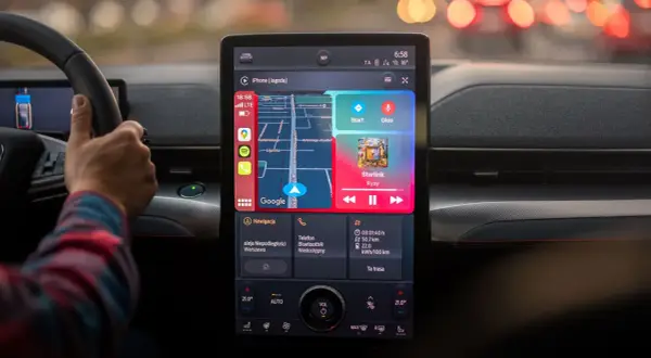 Włączanie android auto w samochodzie. Na ekranie nawigacja Google, Spotify i odtwarzacz muzyki.