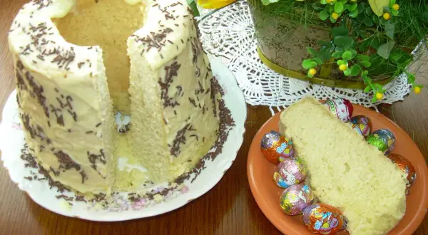 Wilgotna babka gotowana, idealna na Wielkanoc. Ten przepis na babkę jest prosty i pyszny.
