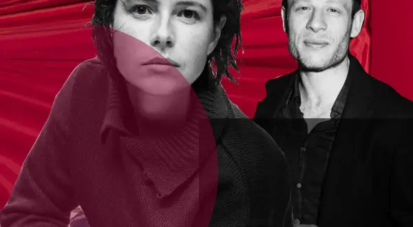 Jessie Buckley y su pareja, con un fondo rojo dramático.