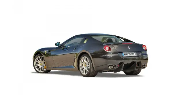 Ciemnoszary Ferrari 599 z czterema końcówkami wydechu i polskimi tablicami rejestracyjnymi WW 909XX.