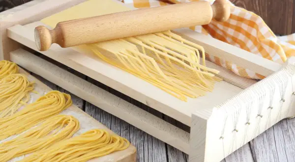 Pasta fresca tagliata con la chitarra, pronta per essere cucinata.