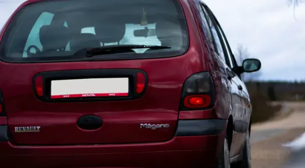 Czerwony Renault Megane z widocznym wycieraczką tylną. Jak wyłączyć tylną wycieraczkę? Sprawdź instrukcję obsługi.