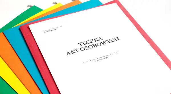 Kolorowe teczki z dokumentami, jedna z nich to Teczka Akt Osobowych część A, gotowa do wypełnienia.