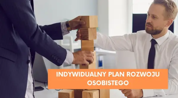 Dwóch mężczyzn buduje wieżę z drewnianych klocków, symbolizującą indywidualny plan rozwoju osobistego.