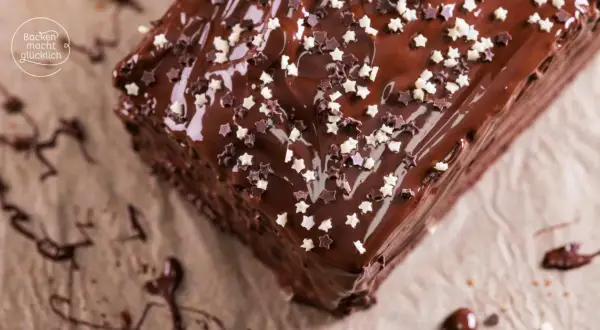 Schokoladenkuchen mit Sternenstreuseln, perfekt für einen sonntagskuchen schnell und einfach.