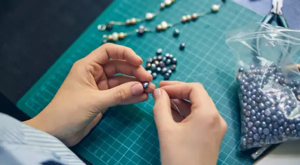 Stwórz własną bransoletkę DIY: Prosty poradnik krok po kroku