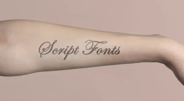 Ein Arm mit einem Tattoo-Schriftzug "Script Fonts". Diese elegante Schriftart eignet sich perfekt für Namen-Tattoos.