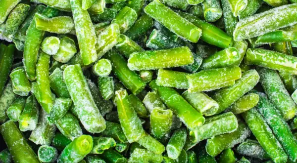 Gefrorene grüne Bohnen, bereit zum Kochen. Das Einfrieren von Bohnen ist eine tolle Methode, um sie frisch zu halten.