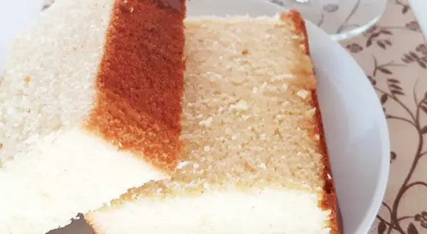 Zwei Stücke eines fluffigen japanischen Kuchens auf einem Teller, mit goldbrauner Kruste und zarter Textur.