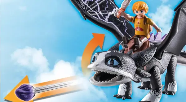 Chłopiec na grzbiecie czarnego, groźnego playmobil dragon z fioletowym pociskiem w paszczy, gotowy do lotu po niebie.