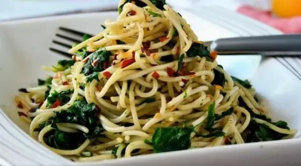 Spaghetti z fetą: Przepis, triki i warianty na kultowy obiad