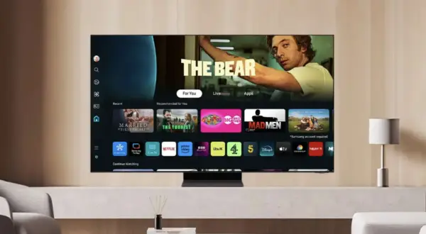 Telewizor z systemem Tizen wyświetla menu z popularnymi serialami i aplikacjami, takimi jak "The Bear", Netflix i Prime Video.