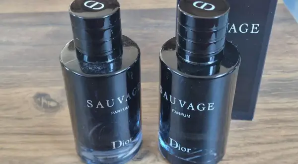 Dwa flakony Dior Sauvage Parfum 100ml, każdy z czarną zakrętką z logo CD.