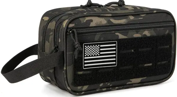 Neceser militar camuflado con parche de bandera de EE. UU. y asa lateral. Ideal para organizar tus artículos esenciales.
