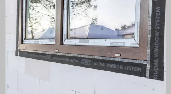 Szpaleta okienna to warstwa izolacyjna wokół okna, widoczna na styku ramy okiennej z murem z bloczków.