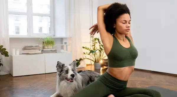 Frau dehnt sich mit ihrem Hund, um gelenkiger zu werden.