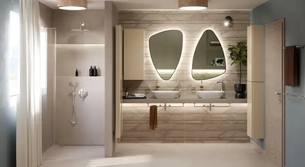Modernes Badezimmer mit Dusche und Doppelwaschtisch. Holzoptik-Fliesen sind der aktuelle fliesen trend badezimmer.