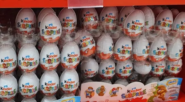 Cena Kinder Niespodzianki w Biedronce? Odkryj sekrety oszczędzania!