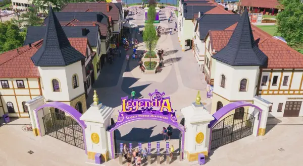 Wejście do Legendii, Śląskiego Wesołego Miasteczka w Chorzowie. Kolorowa brama z napisem zaprasza do zabawy.