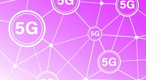 Sieć 5G to przyszłość łączności. Grafika przedstawia połączone ze sobą okręgi z napisem "5G", symbolizujące globalną sieć.
