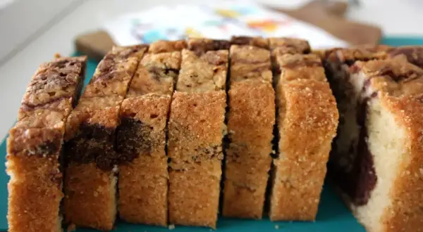 Skivad tigerkaka med chokladmarmorerad smet. Perfekt för ett enkelt tigerkaka recept.