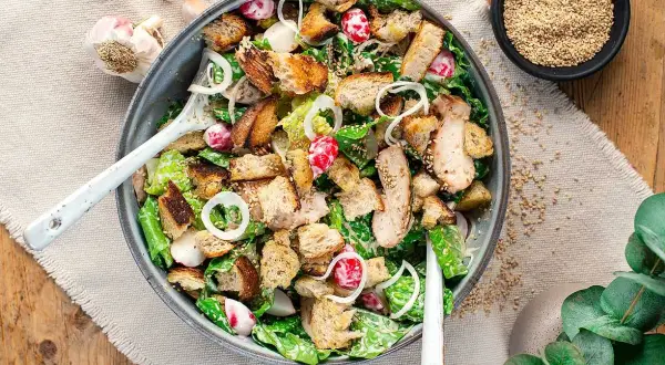 En härlig caesarsallad med kyckling, krutonger och rädisor. Ett perfekt caesarsallad recept för en snabb och god middag.