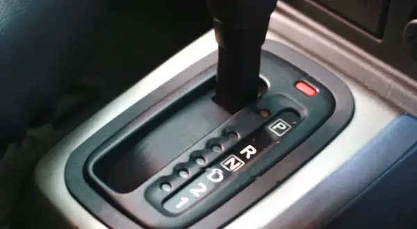 Levier de vitesse d'une voiture automatique. Pour savoir comment démarrer une voiture automatique, il faut placer le levier en P (Parking) ou N (Neutre).