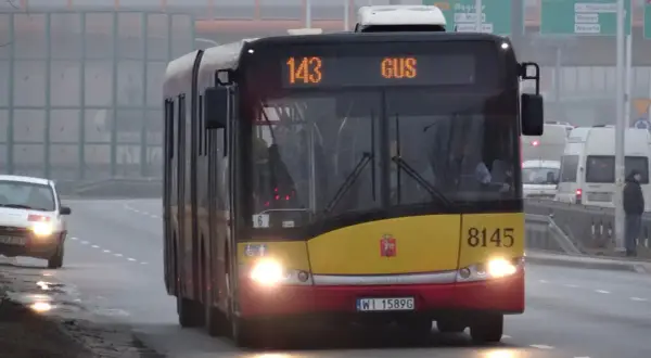 Autobus 143 Wrocław jedzie w mglisty dzień.