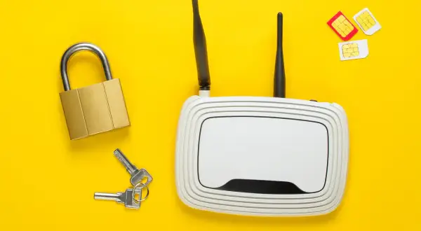 Router z antenkami, kłódka, klucze i karta SIM do routera.