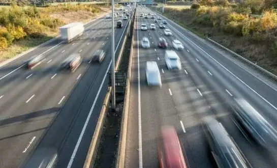 Jak jeździć po autostradzie: unikaj najczęstszych błędów i zagrożeń