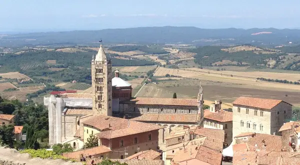 Panoramica di Massa Marittima: la cattedrale romanica con la sua torre svetta tra i tetti rossi, un invito a scoprire cosa vedere in questo borgo toscano.