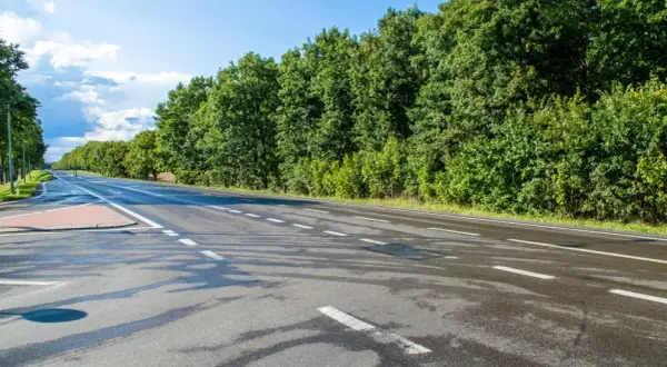Asfalt czy beton: Która nawierzchnia jest lepszym wyborem?