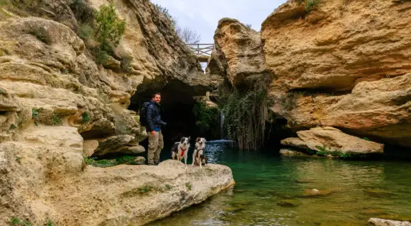 Hombre con dos perros en el Salto del Usero, un lugar idílico para fotos.