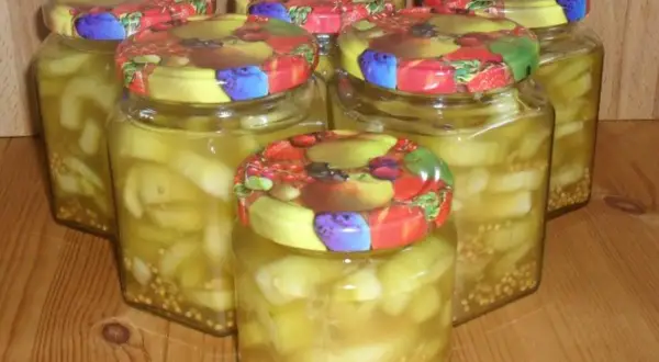 Sechs Gläser mit eingelegten Gurken, bereit für ein leckeres honiggurken rezept.