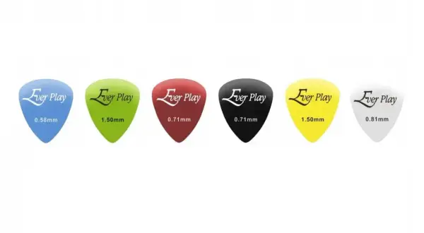 Różnokolorowe kostki do gitary Ever Play o grubościach 0.58mm, 0.71mm, 0.81mm i 1.50mm. Idealne, by zacząć grać. Gdzie kupić kostki do gitary? Tutaj!