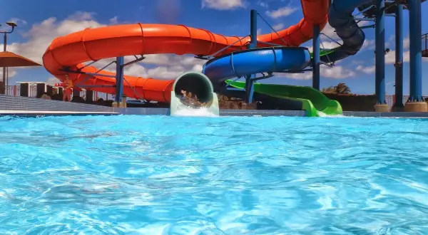 Scivoli colorati e acqua cristallina in un divertente parco acquatico in Puglia. Divertimento assicurato per tutta la famiglia!