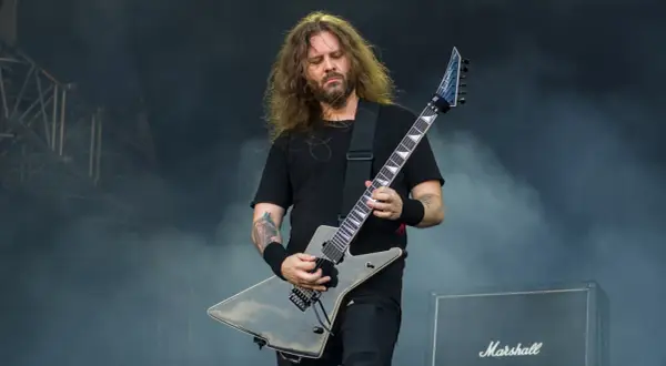 Charyzmatyczny gitarzysta rockowy z długimi włosami, grający na czarnej gitarze typu explorer. Jeden z wielu utalentowanych polskich gitarzystów rockowych.