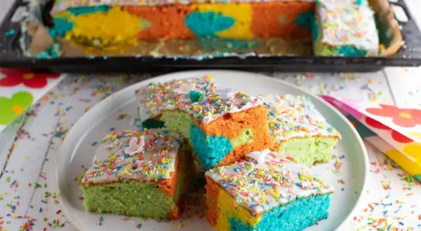 Bunter Papageienkuchen mit Zuckerguss und Streuseln, ein tolles Rezept für Kinder.