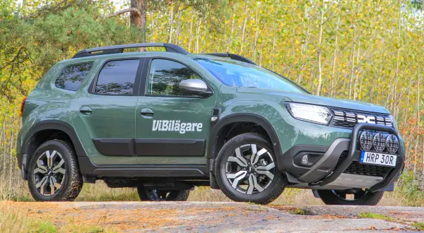Grön Dacia Duster med extraljus och texten "ViBilägare" på sidan. Kanske ett problem med att hitta parkering?