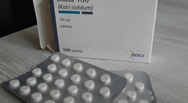 Opakowanie leku jodid 100 (Kalii iodidum) zawiera 100 tabletek po 100 µg. Jodek potasu na co? Na problemy z tarczycą.