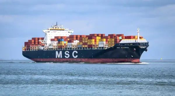 La nave portacontainer MSC Maureen solca le acque, un esempio della movimentazione globale che definisce la posizione navi mediterraneo.