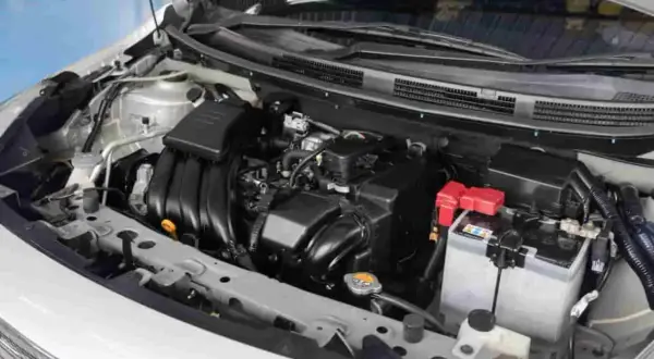 Moteur d'une voiture argentée. Pour savoir où trouver le code moteur sur carte grise, il faut consulter le document officiel du véhicule.