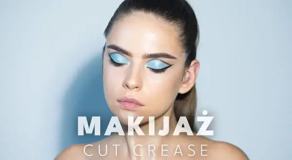 Modelka z błękitnym makijażem oczu w stylu cut crease, z wyraźną kreską eyelinera.