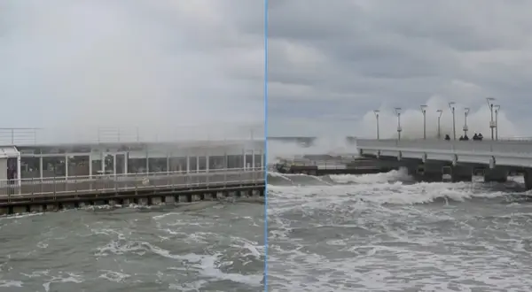 Sztorm na Bałtyku szaleje. Potężne fale rozbijają się o molo i budynek przy plaży.